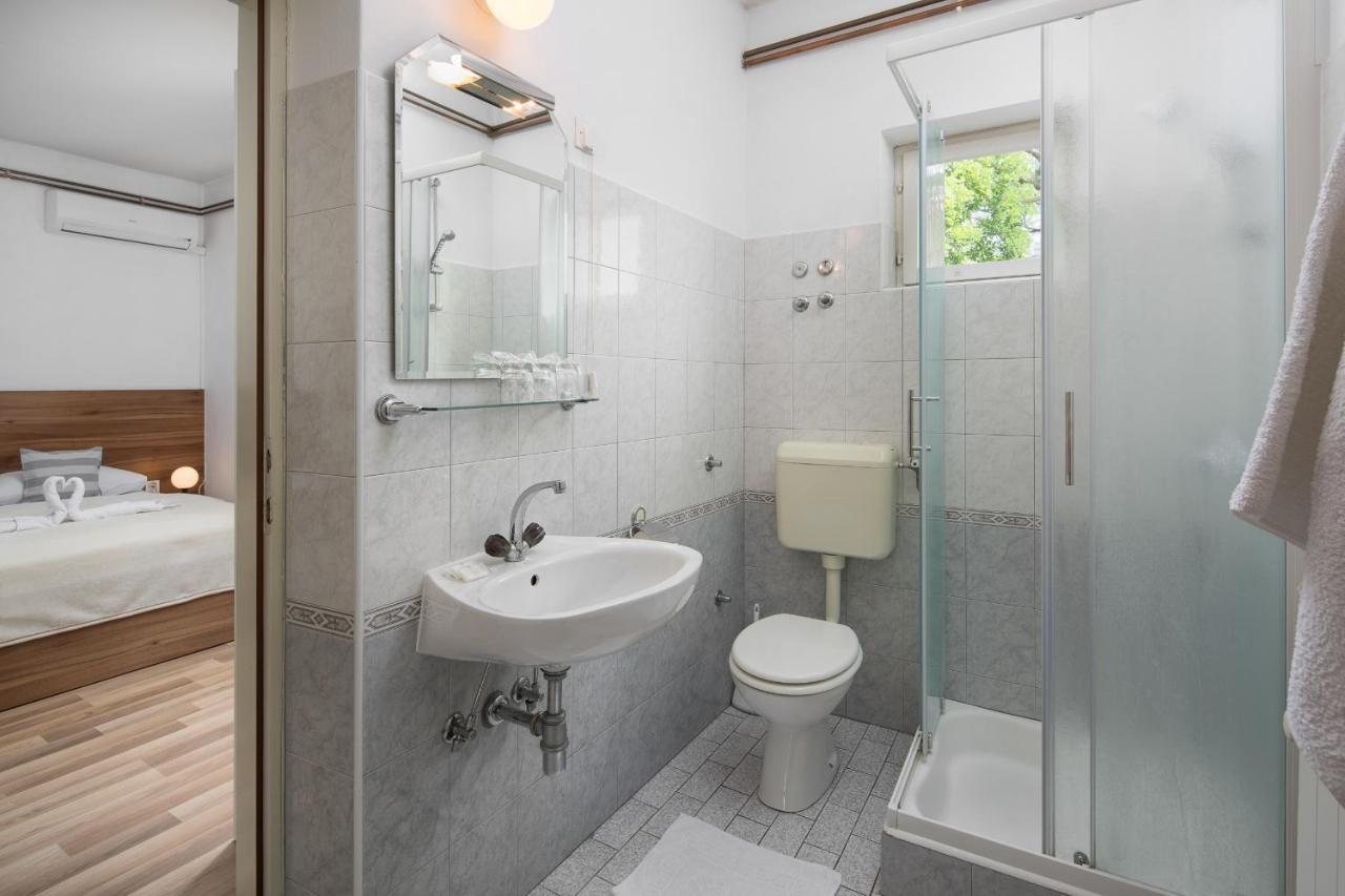 Bed and Breakfast Pansion Andelko Starigrad Paklenica Esterno foto